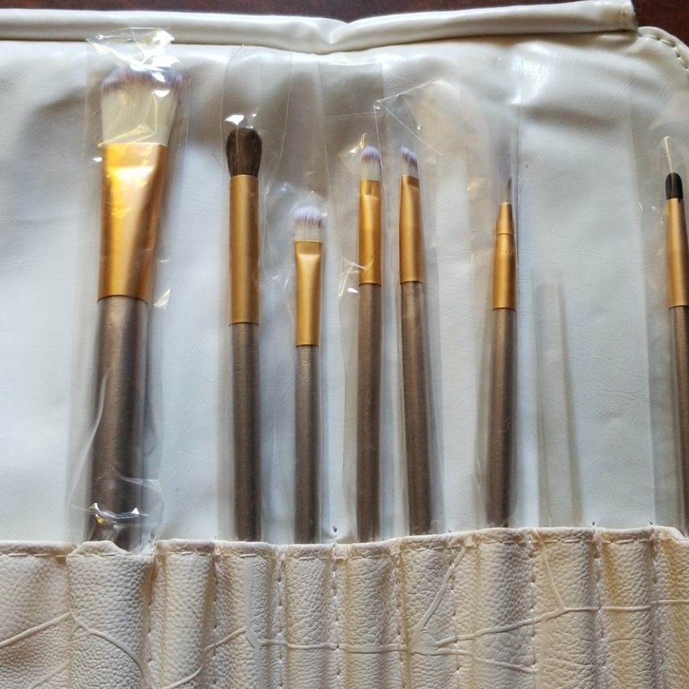 7 Makeup brushes with folding case.